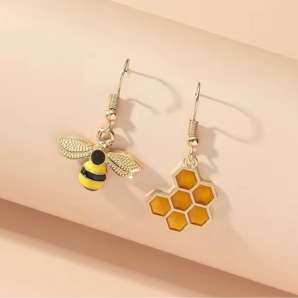YYJEWELRY Jewelry - 🔥FINAL REDUCTION! BEE & HONEYCOMB MISMATCHED DROP EARRINGS BRAND NEW!